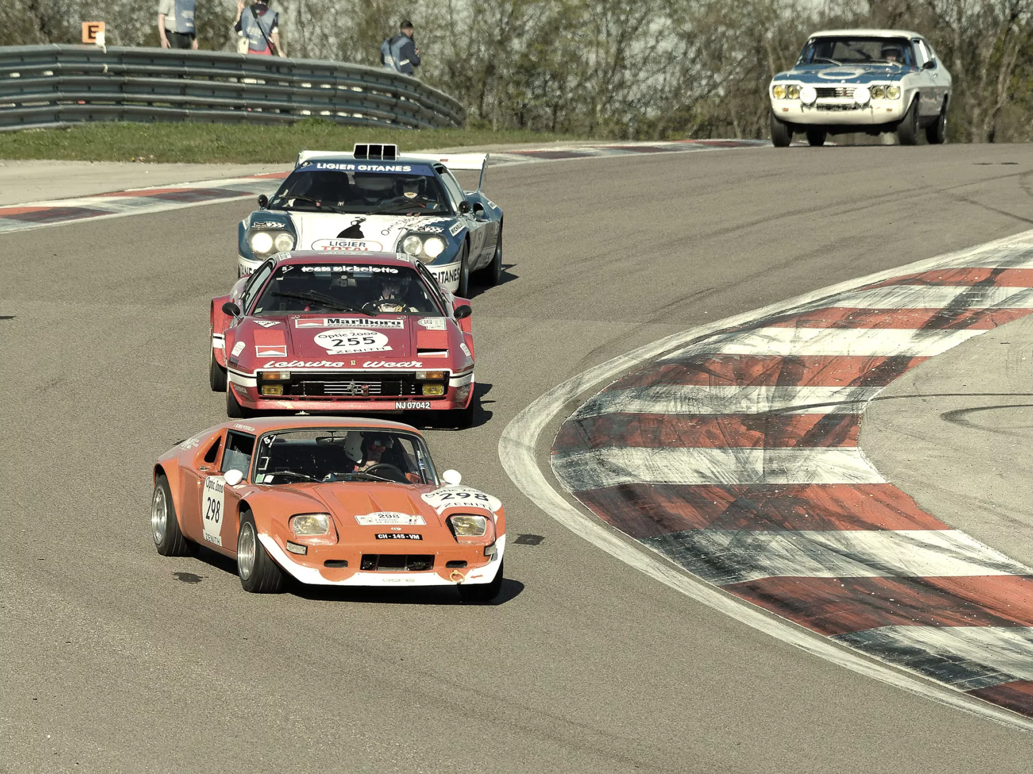 Voitures de course sur le circuit de Dijon Prenois